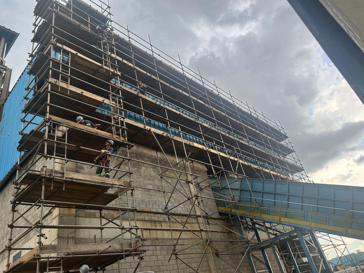 Equipe em trabalho de altura